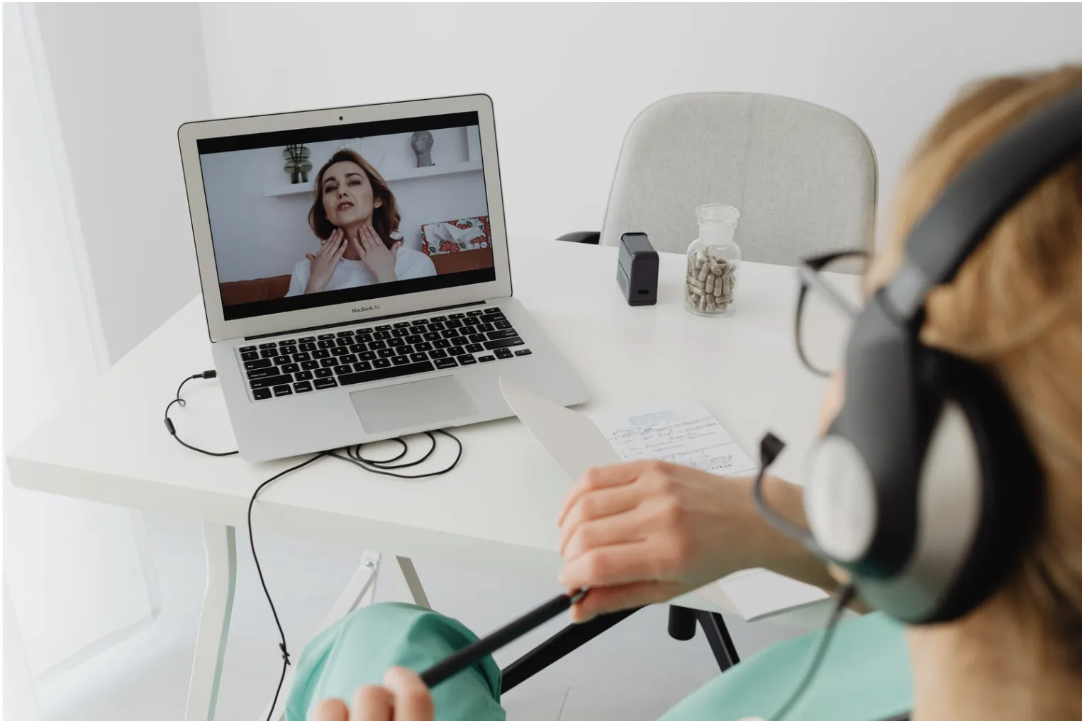 Patientin im Videogespräch mit einer Ärztin am Laptop